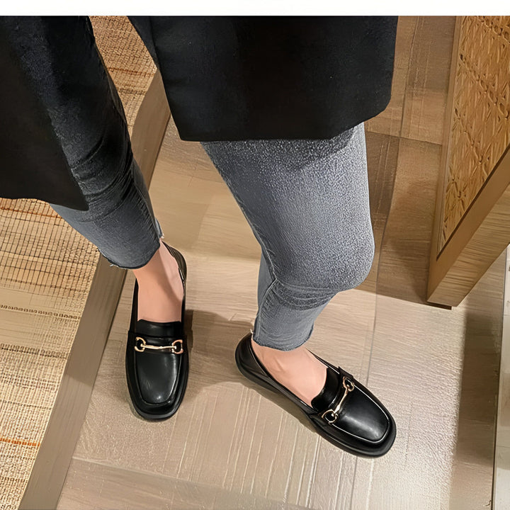 Gros plan sur des mocassins noirs élégants avec boucle dorée, portés avec un jean gris. Style décontracté et tendance., 45286721323189,45286721355957,45286721388725,45286721421493,45286721454261,45286721487029,45286721519797,45286721552565,45286721585333,45286721618101,45286721650869,45286721683637,45286721716405,45286721749173,45286721781941,45286721814709,45286721847477,45286721880245,45286721913013,45286721945781,45286721978549,45286722011317,45286722044085,45286722076853,45286722109621,452867221