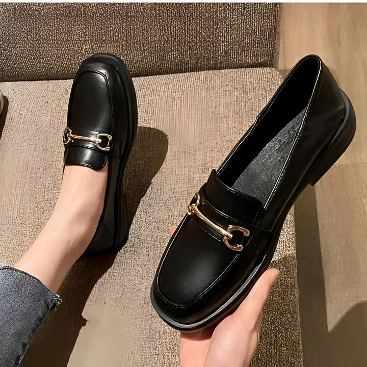 Mocassins noirs pour femmes, avec ornement doré. Chaussures élégantes et confortables, parfaites pour le quotidien ou une occasion spéciale. Mode féminine, style classique., 45286721323189,45286721355957,45286721388725,45286721421493,45286721454261,45286721487029,45286721519797,45286721552565,45286721585333,45286721618101,45286721650869,45286721683637,45286721716405,45286721749173,45286721781941,45286721814709,45286721847477,45286721880245,45286721913013,45286721945781,45286721978549,45286722011317,4