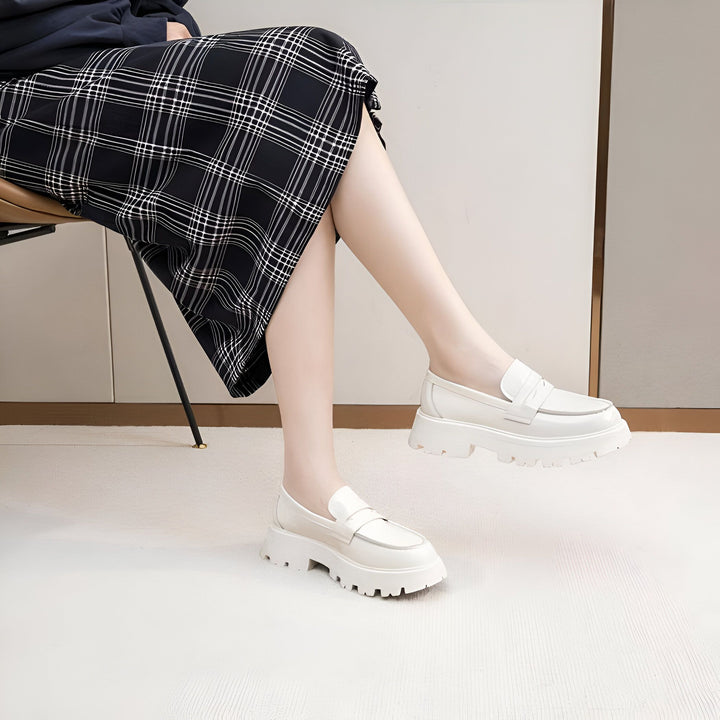 Gros plan sur une femme assise portant des mocassins blancs à semelle épaisse et une jupe à carreaux noirs et blancs. Chaussures de mode tendance., 45286915899573,45286915932341,45286915965109,45286915997877,45286916030645,45286916063413,45286916096181,45286916128949,45286916161717,45286916194485,45286916227253,45286916260021,45286916292789,45286916325557,45286916358325,45286916391093