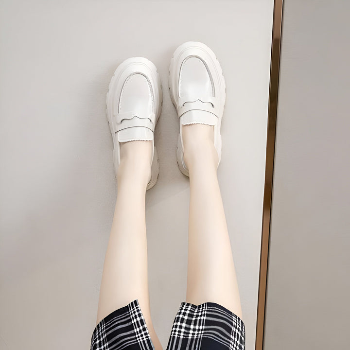 Vue de dessus des pieds d'une femme portant des mocassins blancs à semelle épaisse et une jupe à carreaux noire et blanche. Chaussures tendance et confortables., 45286915899573,45286915932341,45286915965109,45286915997877,45286916030645,45286916063413,45286916096181,45286916128949,45286916161717,45286916194485,45286916227253,45286916260021,45286916292789,45286916325557,45286916358325,45286916391093