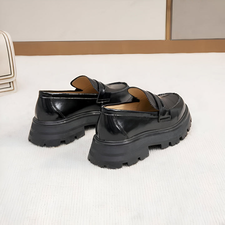 Mocassins noirs vernis à semelle compensée, style preppy tendance. Chaussures élégantes avec détail bride et talon confortable. Idéal pour un look décontracté chic., 45286915899573,45286915932341,45286915965109,45286915997877,45286916030645,45286916063413,45286916096181,45286916128949,45286916161717,45286916194485,45286916227253,45286916260021,45286916292789,45286916325557,45286916358325,45286916391093