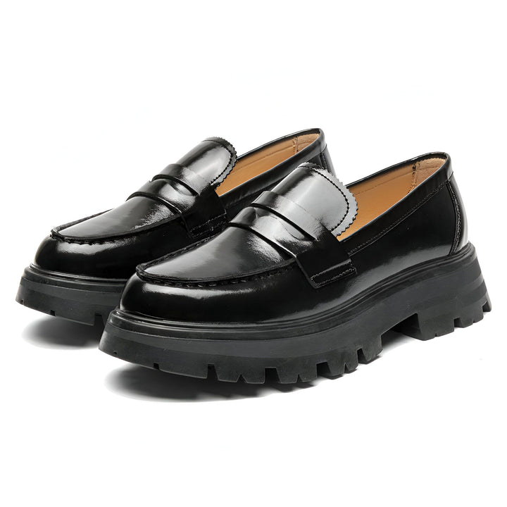 Vue rapprochée d'une paire de mocassins noirs vernis à semelles épaisses crantées, style tendance et moderne., 45286915899573,45286915932341,45286915965109,45286915997877,45286916030645,45286916063413,45286916096181,45286916128949,45286916161717,45286916194485,45286916227253,45286916260021,45286916292789,45286916325557,45286916358325,45286916391093