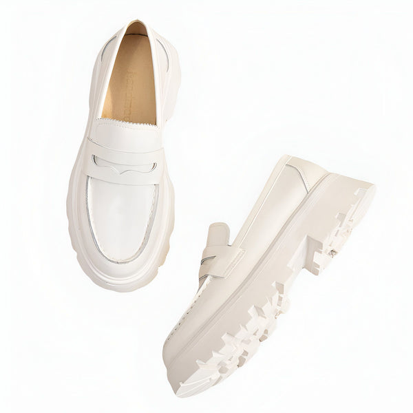 Deux mocassins blancs à semelles épaisses sur fond blanc. Chaussures modernes et élégantes., 45286915899573,45286915932341,45286915965109,45286915997877,45286916030645,45286916063413,45286916096181,45286916128949,45286916161717,45286916194485,45286916227253,45286916260021,45286916292789,45286916325557,45286916358325,45286916391093