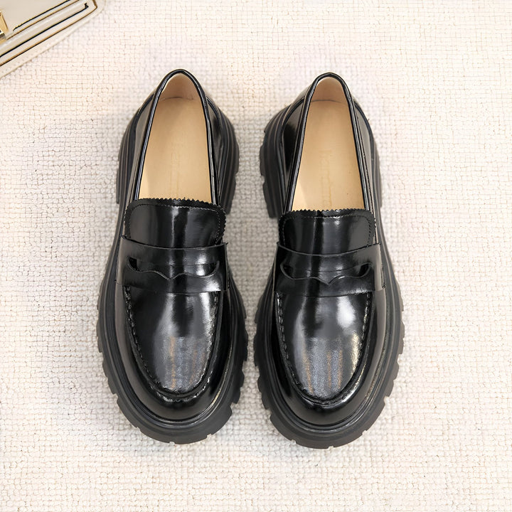 Vue rapprochée d'une paire de mocassins noirs en cuir verni avec semelles compensées épaisses. Chaussures élégantes et confortables pour femme, idéales pour un look tendance et moderne., 45286915899573,45286915932341,45286915965109,45286915997877,45286916030645,45286916063413,45286916096181,45286916128949,45286916161717,45286916194485,45286916227253,45286916260021,45286916292789,45286916325557,45286916358325,45286916391093