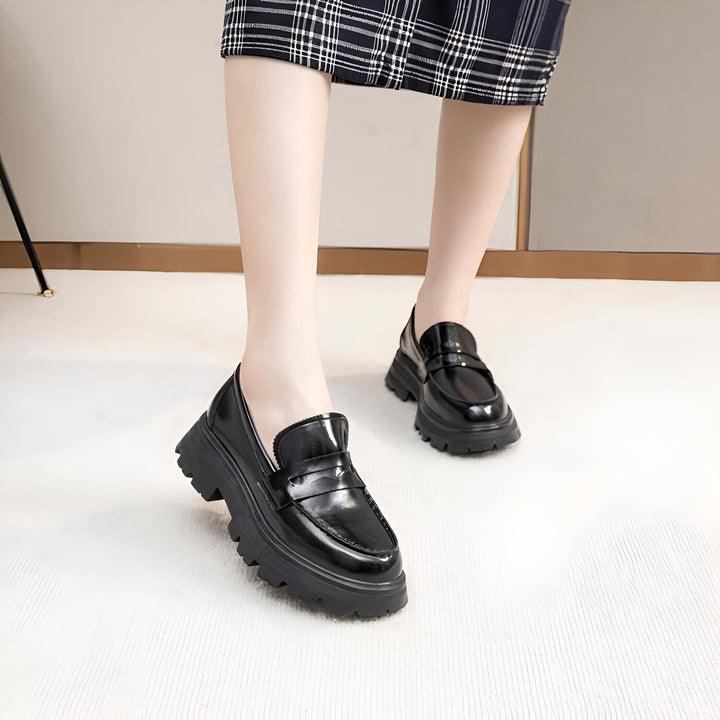 Gros plan sur des mocassins noirs à semelle épaisse, portés avec une jupe à carreaux. Style mode et chaussures tendances., 45286915899573,45286915932341,45286915965109,45286915997877,45286916030645,45286916063413,45286916096181,45286916128949,45286916161717,45286916194485,45286916227253,45286916260021,45286916292789,45286916325557,45286916358325,45286916391093