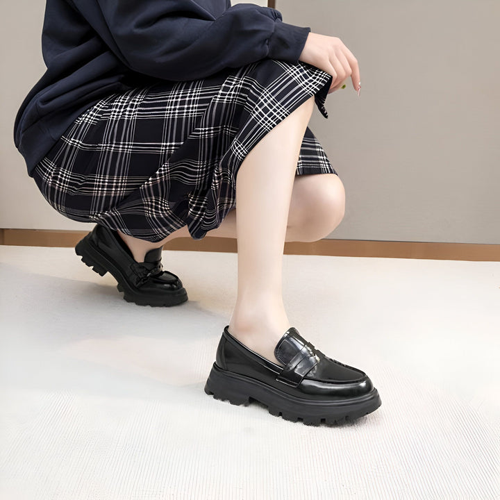 Une femme accroupie porte une jupe écossaise et des mocassins noirs à semelle épaisse. Style tendance et confort., 45286915899573,45286915932341,45286915965109,45286915997877,45286916030645,45286916063413,45286916096181,45286916128949,45286916161717,45286916194485,45286916227253,45286916260021,45286916292789,45286916325557,45286916358325,45286916391093