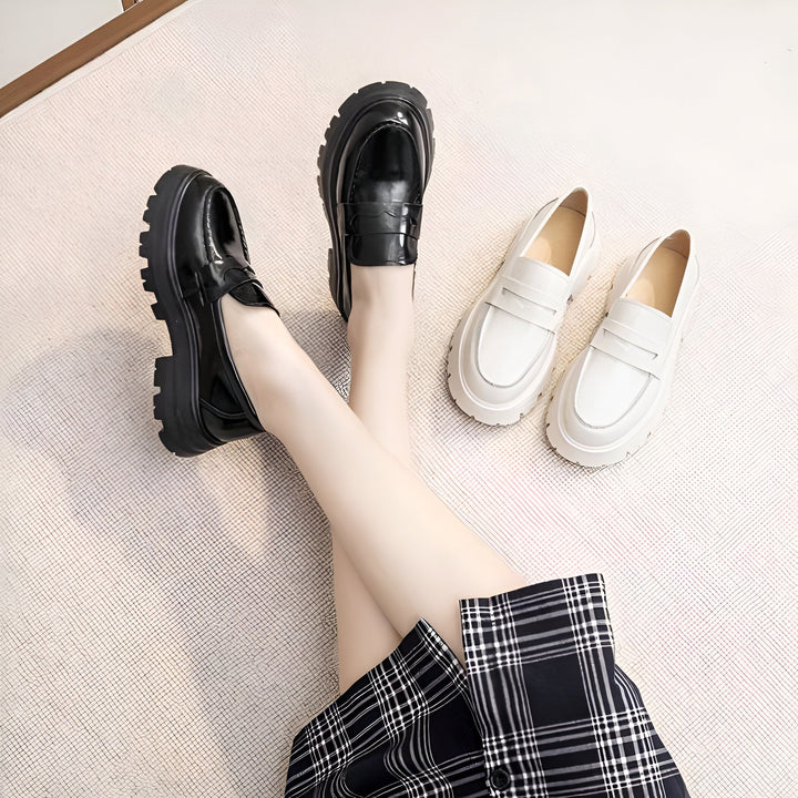 Vue plongeante de mocassins noirs vernis portés et de mocassins blancs à semelles épaisses. Jupe à carreaux. Chaussures tendance., 45286915899573,45286915932341,45286915965109,45286915997877,45286916030645,45286916063413,45286916096181,45286916128949,45286916161717,45286916194485,45286916227253,45286916260021,45286916292789,45286916325557,45286916358325,45286916391093