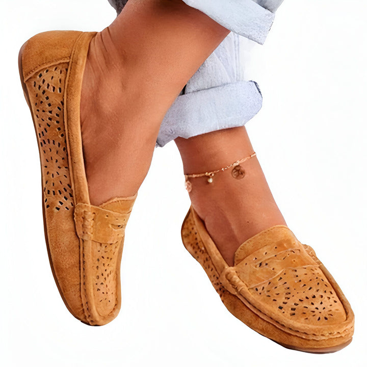 Chaussures mocassins en daim marron clair avec découpes, portées avec un jean bleu clair retroussé et une chaîne de cheville dorée. Chaussures d'été confortables et élégantes., 45287118078133,45287118110901,45287118143669,45287118176437,45287118209205,45287118241973,45287118274741,45287118307509,45287118340277,45287118373045,45287118405813,45287118438581,45287118471349,45287118504117,45287118536885,45287118569653,45287118602421,45287118635189