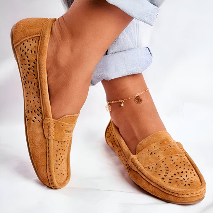 Mocassins en daim marron clair pour femme, détail ajouré et bracelet de cheville. Chaussures d'été confortables et élégantes., 45287118078133,45287118110901,45287118143669,45287118176437,45287118209205,45287118241973,45287118274741,45287118307509,45287118340277,45287118373045,45287118405813,45287118438581,45287118471349,45287118504117,45287118536885,45287118569653,45287118602421,45287118635189