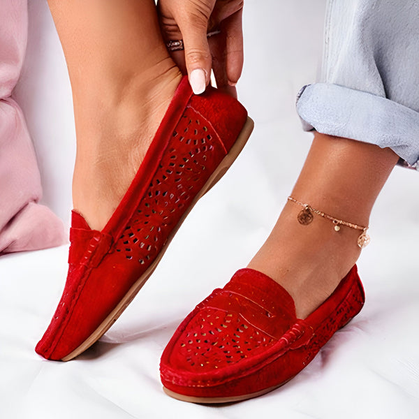 Mocassins rouges découpés pour femme, portés avec une chaîne de cheville dorée. Style décontracté, tendance printemps-été. Chaussures confortables et élégantes., 45287118078133,45287118110901,45287118143669,45287118176437,45287118209205,45287118241973,45287118274741,45287118307509,45287118340277,45287118373045,45287118405813,45287118438581,45287118471349,45287118504117,45287118536885,45287118569653,45287118602421,45287118635189