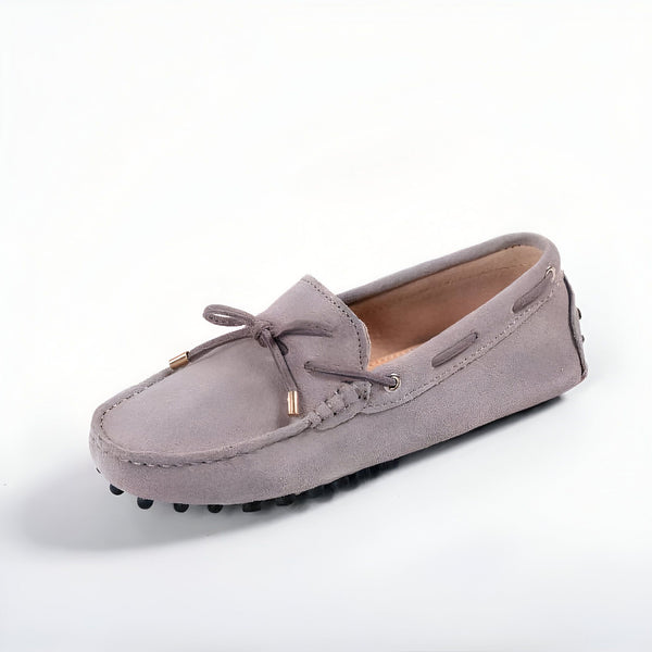 Mocassin gris en daim avec lacet décoratif. Chaussure décontractée élégante, parfaite pour un look confortable et tendance., 45287134265525,45287134298293,45287134331061,45287134363829,45287134396597,45287134429365,45287134462133,45287134494901,45287134527669,45287134560437,45287134593205,45287134625973,45287134658741,45287134691509,45287134724277,45287134757045,45287134789813,45287134822581,45287134855349,45287134888117,45287134920885,45287134953653,45287134986421,45287135019189,45287135051957,45287