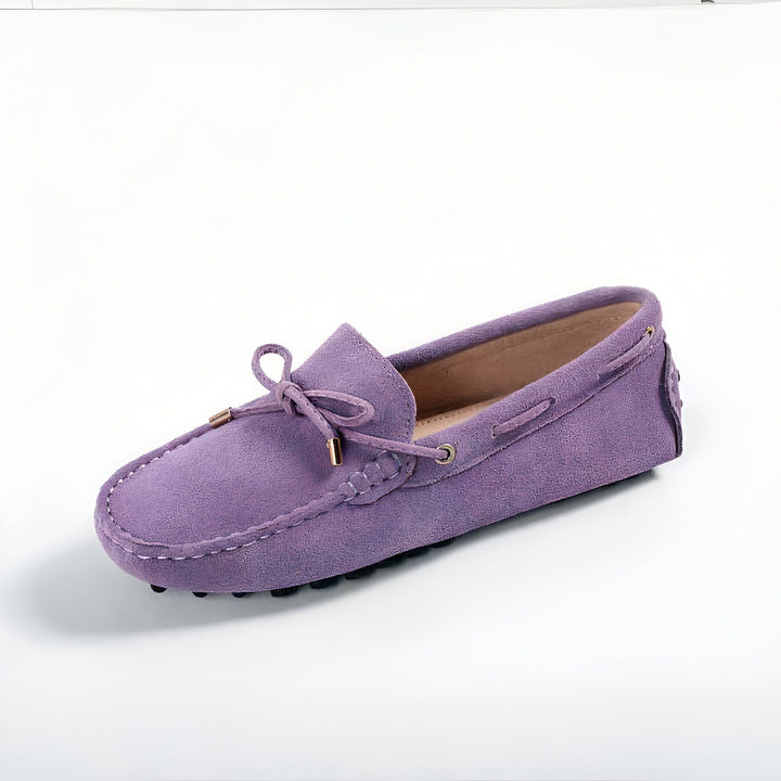 Mocassin violet en daim avec un petit nœud sur le dessus. Chaussure élégante et confortable pour femmes. Détails de couture visibles. Idéal pour un look décontracté chic., 45287134265525,45287134298293,45287134331061,45287134363829,45287134396597,45287134429365,45287134462133,45287134494901,45287134527669,45287134560437,45287134593205,45287134625973,45287134658741,45287134691509,45287134724277,45287134757045,45287134789813,45287134822581,45287134855349,45287134888117,45287134920885,45287134953653,4