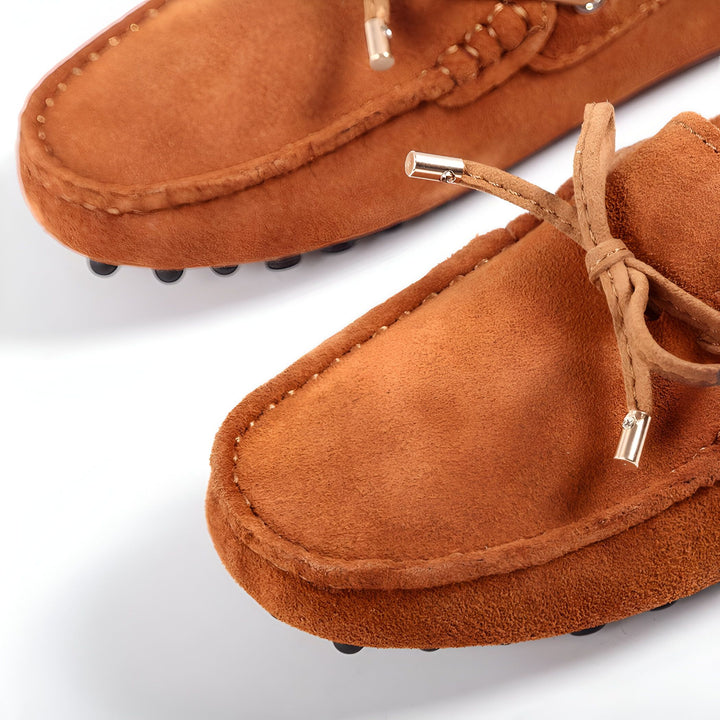 Mocassins en daim marron clair avec des lacets en cuir et des embouts métalliques argentés. Chaussures confortables et élégantes pour hommes., 45287134265525,45287134298293,45287134331061,45287134363829,45287134396597,45287134429365,45287134462133,45287134494901,45287134527669,45287134560437,45287134593205,45287134625973,45287134658741,45287134691509,45287134724277,45287134757045,45287134789813,45287134822581,45287134855349,45287134888117,45287134920885,45287134953653,45287134986421,45287135019189,452