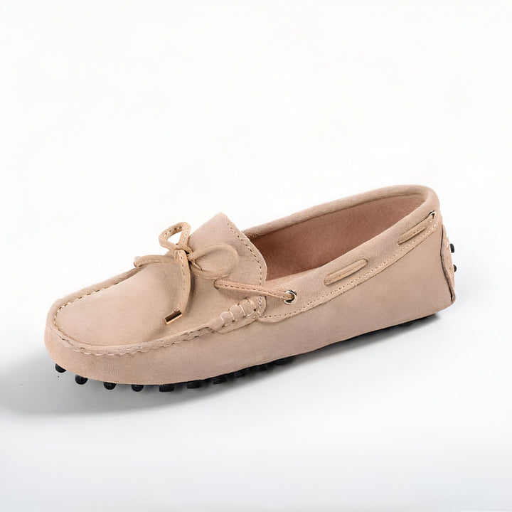 Mocassin beige en daim avec un petit nœud sur le dessus. Chaussure d'été décontractée, confortable et élégante. Idéal pour une tenue décontractée ou sophistiquée., 45287134265525,45287134298293,45287134331061,45287134363829,45287134396597,45287134429365,45287134462133,45287134494901,45287134527669,45287134560437,45287134593205,45287134625973,45287134658741,45287134691509,45287134724277,45287134757045,45287134789813,45287134822581,45287134855349,45287134888117,45287134920885,45287134953653,45287