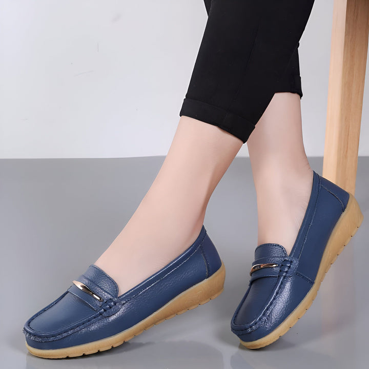 Gros plan sur des mocassins bleus en cuir portés par une femme, associés à un pantalon noir. Chaussures confortables et élégantes, parfaites pour un look décontracté chic. Détail d'une boucle dorée., 45286959546549,45286959579317,45286959612085,45286959644853,45286959677621,45286959710389,45286959743157,45286959775925,45286959808693,45286959841461,45286959874229,45286959906997,45286959939765,45286959972533,45286960005301,45286960038069,45286960070837,45286960103605,45286960136373,45286960169141,4