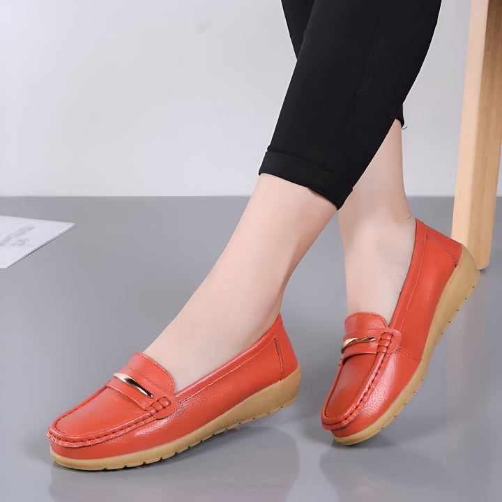 Mocassins femme en cuir orange avec boucle dorée, portés avec un pantalon noir. Chaussures confortables et élégantes., 45286959546549,45286959579317,45286959612085,45286959644853,45286959677621,45286959710389,45286959743157,45286959775925,45286959808693,45286959841461,45286959874229,45286959906997,45286959939765,45286959972533,45286960005301,45286960038069,45286960070837,45286960103605,45286960136373,45286960169141,45286960201909,45286960234677,45286960267445,45286960300213,45286960332981,452869603657