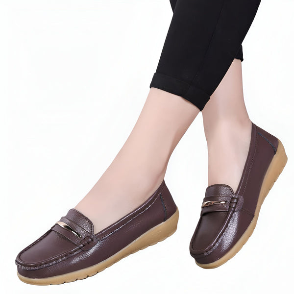 Chaussures mocassins en cuir marron pour femme avec pantalon noir. Des chaussures élégantes et confortables pour un look décontracté ou professionnel., 45286959546549,45286959579317,45286959612085,45286959644853,45286959677621,45286959710389,45286959743157,45286959775925,45286959808693,45286959841461,45286959874229,45286959906997,45286959939765,45286959972533,45286960005301,45286960038069,45286960070837,45286960103605,45286960136373,45286960169141,45286960201909,45286960234677,45286960267445,452869603