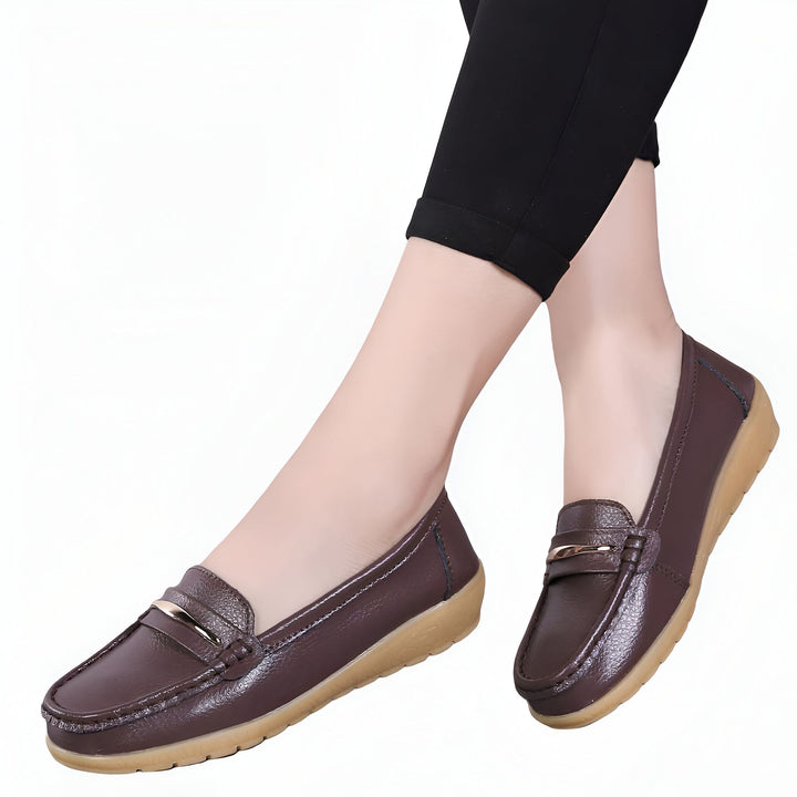 Chaussures mocassins en cuir marron pour femme avec pantalon noir. Des chaussures élégantes et confortables pour un look décontracté ou professionnel., 45286959546549,45286959579317,45286959612085,45286959644853,45286959677621,45286959710389,45286959743157,45286959775925,45286959808693,45286959841461,45286959874229,45286959906997,45286959939765,45286959972533,45286960005301,45286960038069,45286960070837,45286960103605,45286960136373,45286960169141,45286960201909,45286960234677,45286960267445,452869603