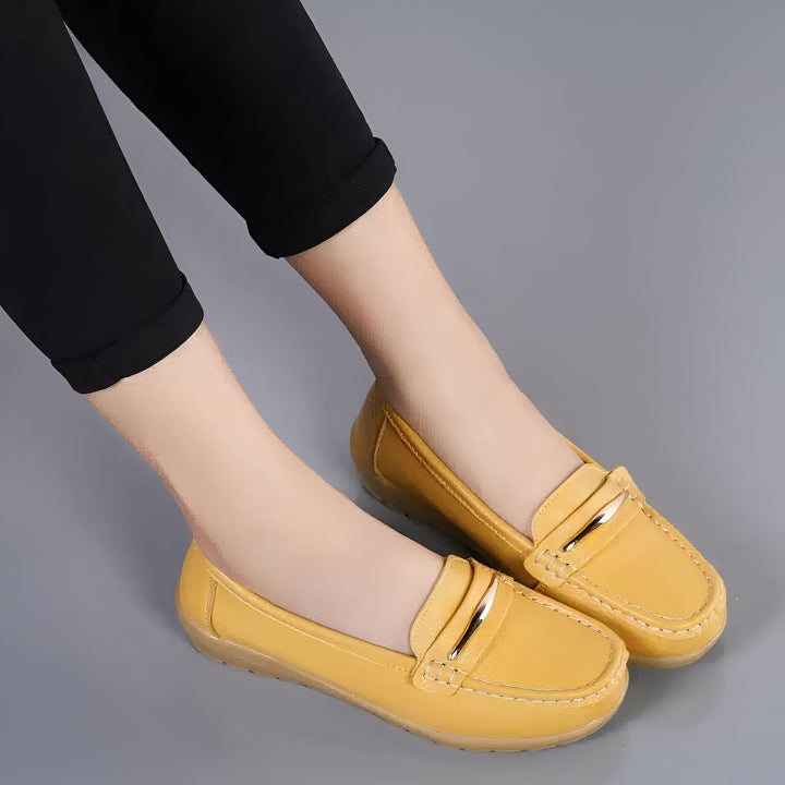 Mocassins jaunes en cuir portés par une femme avec un legging noir. Chaussures décontractées et confortables pour tous les jours., 45286959546549,45286959579317,45286959612085,45286959644853,45286959677621,45286959710389,45286959743157,45286959775925,45286959808693,45286959841461,45286959874229,45286959906997,45286959939765,45286959972533,45286960005301,45286960038069,45286960070837,45286960103605,45286960136373,45286960169141,45286960201909,45286960234677,45286960267445,45286960300213,45286960332981,4