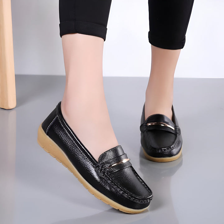 Mocassins noirs pour femmes, en cuir avec une boucle dorée, portés avec un pantalon noir. Chaussures confortables et élégantes pour le quotidien., 45286959546549,45286959579317,45286959612085,45286959644853,45286959677621,45286959710389,45286959743157,45286959775925,45286959808693,45286959841461,45286959874229,45286959906997,45286959939765,45286959972533,45286960005301,45286960038069,45286960070837,45286960103605,45286960136373,45286960169141,45286960201909,45286960234677,45286960267445,45286960300213