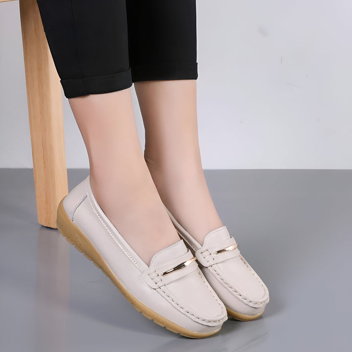 Mocassins beiges pour femmes, chaussures décontractées en cuir, style classique avec un ornement métallique. Mode et confort., 45286959546549,45286959579317,45286959612085,45286959644853,45286959677621,45286959710389,45286959743157,45286959775925,45286959808693,45286959841461,45286959874229,45286959906997,45286959939765,45286959972533,45286960005301,45286960038069,45286960070837,45286960103605,45286960136373,45286960169141,45286960201909,45286960234677,45286960267445,45286960300213,45286960332981,45286