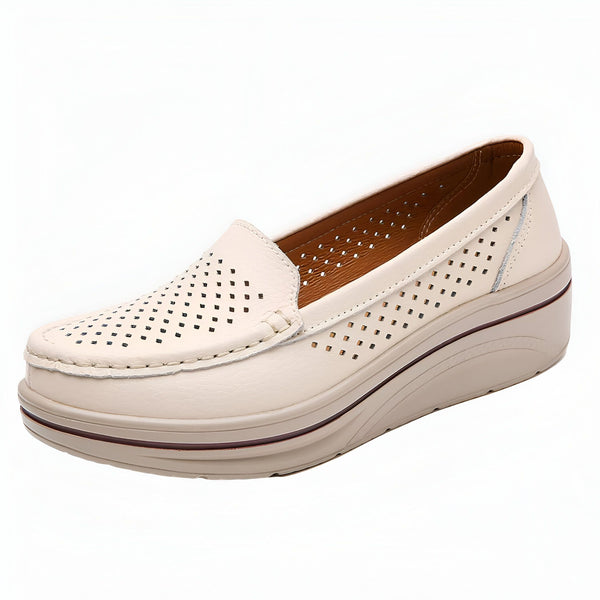 Mocassin beige en cuir avec semelle compensée. Chaussure femme confortable et élégante, perforée pour une meilleure aération. Idéale pour le printemps et l'été., 45287077150901,45287077183669,45287077216437,45287077249205,45287077281973,45287077314741,45287077347509,45287077380277,45287077413045,45287077445813,45287077478581,45287077511349,45287077544117,45287077576885,45287077609653,45287077642421,45287077675189,45287077707957,45287077740725,45287077773493,45287077806261,45287077839029,4528707787