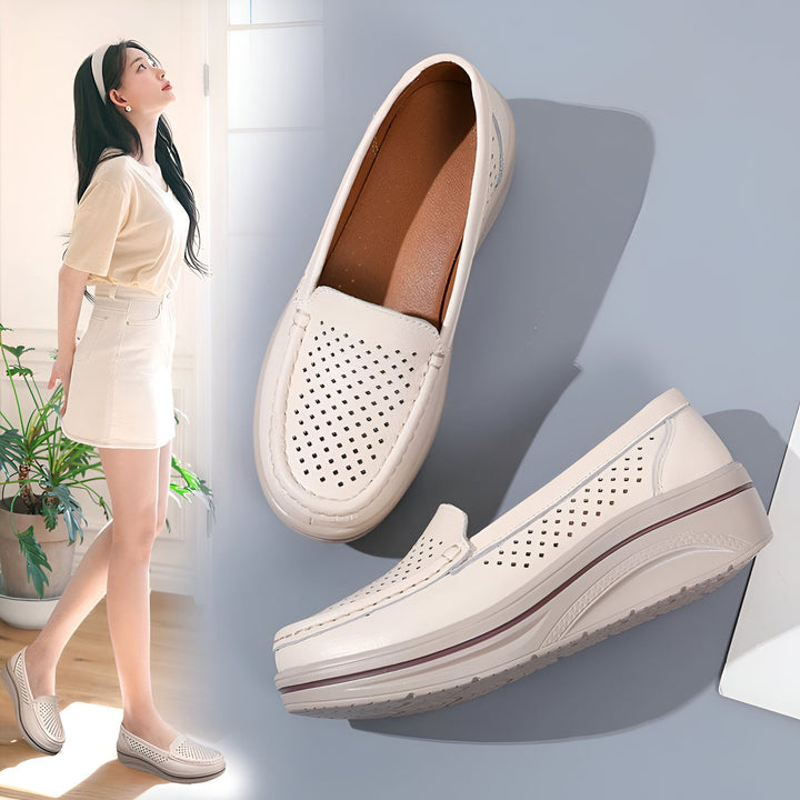 Mocassins en cuir beige avec perforations. Une femme porte les chaussures avec une jupe et un t-shirt beige clair. Les mocassins sont montrés en gros plan sur fond bleu. Chaussures d'été élégantes et confortables., 45287077150901,45287077183669,45287077216437,45287077249205,45287077281973,45287077314741,45287077347509,45287077380277,45287077413045,45287077445813,45287077478581,45287077511349,45287077544117,45287077576885,45287077609653,45287077642421,45287077675189,45287077707957,45287077740725,45287