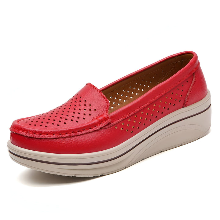 Mocassin rouge perforé avec semelle compensée. Chaussure d'été décontractée en cuir. Élégance et confort pour femmes., 45287077150901,45287077183669,45287077216437,45287077249205,45287077281973,45287077314741,45287077347509,45287077380277,45287077413045,45287077445813,45287077478581,45287077511349,45287077544117,45287077576885,45287077609653,45287077642421,45287077675189,45287077707957,45287077740725,45287077773493,45287077806261,45287077839029,45287077871797,45287077904565