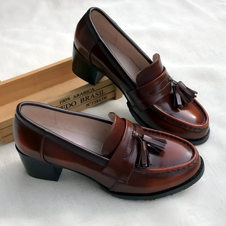 Mocassins à talons en cuir marron foncé avec glands. Chaussures élégantes et confortables, parfaites pour un look chic et décontracté., 45286644187317,45286644220085,45286644252853,45286644285621,45286644318389,45286644351157,45286644383925,45286644416693,45286644449461,45286644482229,45286644514997,45286644547765,45286644580533,45286644613301,45286644646069,45286644678837,45286644711605,45286644744373