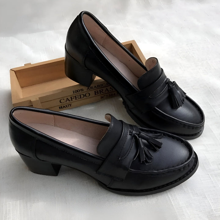 Mocassins noirs à talons avec glands, posés sur une boîte en bois. Chaussures élégantes en cuir pour femme, style preppy., 45286644187317,45286644220085,45286644252853,45286644285621,45286644318389,45286644351157,45286644383925,45286644416693,45286644449461,45286644482229,45286644514997,45286644547765,45286644580533,45286644613301,45286644646069,45286644678837,45286644711605,45286644744373