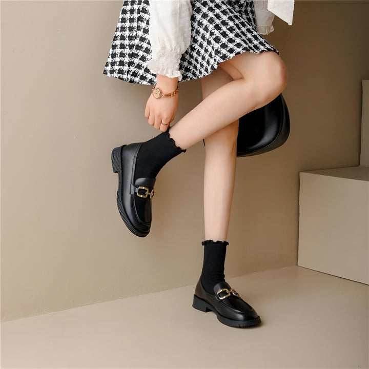 Gros plan sur des chaussures mocassins noires portées avec des chaussettes noires à bord festonné, accompagnées d'une jupe à carreaux et d'un sac à main. Style automnal et élégance à la mode., 45286735446197,45286735478965,45286735511733,45286735544501,45286735577269,45286735610037,45286735642805,45286735675573,45286735708341,45286735741109,45286735773877,45286735806645,45286735839413,45286735872181
