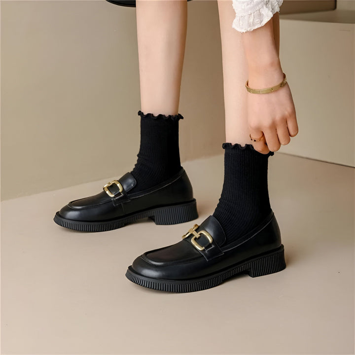 Gros plan sur une paire de mocassins noirs à boucle dorée, portés avec des chaussettes noires à bordure ondulée. Mode automne, chaussures élégantes pour femme, style preppy., 45286735446197,45286735478965,45286735511733,45286735544501,45286735577269,45286735610037,45286735642805,45286735675573,45286735708341,45286735741109,45286735773877,45286735806645,45286735839413,45286735872181