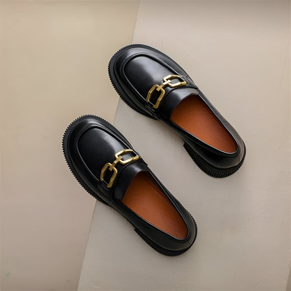 Mocassins noirs élégants avec boucle dorée. Chaussures de mode pour femmes, style classique et intemporel. Idéal pour un look sophistiqué et confortable., 45286735446197,45286735478965,45286735511733,45286735544501,45286735577269,45286735610037,45286735642805,45286735675573,45286735708341,45286735741109,45286735773877,45286735806645,45286735839413,45286735872181