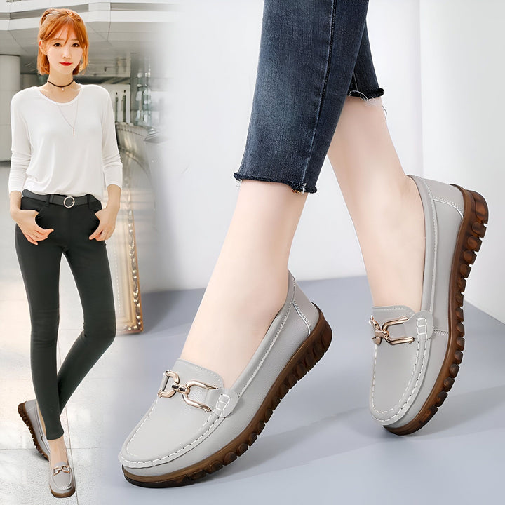 Mocassins gris pour femme, détails dorés. Chaussures plates confortables, style décontracté. Modèle élégant porté avec un jean et un haut blanc., 45287145537717,45287145570485,45287145603253,45287145636021,45287145668789,45287145701557,45287145734325,45287145767093,45287145799861,45287145832629,45287145865397,45287145898165,45287145930933,45287145963701,45287145996469,45287146029237,45287146062005,45287146094773,45287146127541,45287146160309,45287146193077