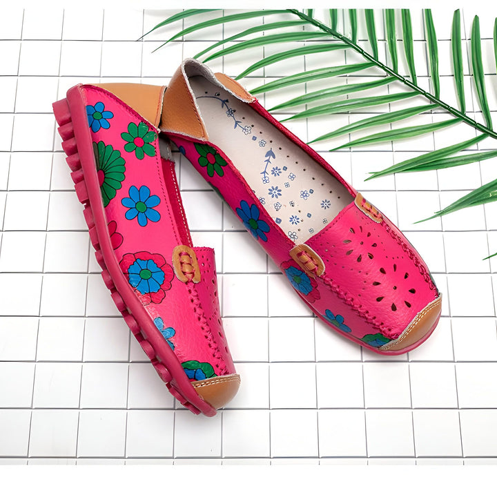 Deux mocassins roses à motifs floraux sur fond blanc carrelé, style décontracté. Le design est vif avec des fleurs bleues et vertes., 45286857539765,45286857572533,45286857605301,45286857638069,45286857670837,45286857703605,45286857736373,45286857769141,45286857801909,45286857834677,45286857867445,45286857900213,45286857932981,45286857965749,45286857998517,45286858031285,45286858064053,45286858096821,45286858129589,45286858162357,45286858195125,45286858227893,45286858260661,45286858293429,452868583261