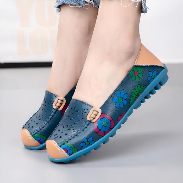 Chaussures plates bleues en cuir avec motifs floraux colorés, perforations décoratives et détails beiges. Style décontracté et confortable, parfait pour le printemps et l'été., 45286857539765,45286857572533,45286857605301,45286857638069,45286857670837,45286857703605,45286857736373,45286857769141,45286857801909,45286857834677,45286857867445,45286857900213,45286857932981,45286857965749,45286857998517,45286858031285,45286858064053,45286858096821,45286858129589,45286858162357,45286858195125,45286858227