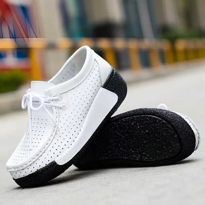 Chaussures blanches décontractées en cuir perforé, avec des lacets blancs et une semelle noire épaisse. L'une est posée sur l'autre, montrant la semelle. Idéal pour un look estival., 45286652477621,45286652510389,45286652543157,45286652575925,45286652608693,45286652641461,45286652674229,45286652706997,45286652739765,45286652772533,45286652805301,45286652838069,45286652870837,45286652903605,45286652936373,45286652969141,45286653001909,45286653034677,45286653067445,45286653100213,45286653132981,452866