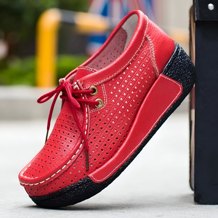 Chaussure rouge en cuir perforé avec lacets. Style décontracté et confortable avec semelle compensée noire. Mode femme pour le printemps-été. Détail de couture blanche et œillets dorés., 45286652477621,45286652510389,45286652543157,45286652575925,45286652608693,45286652641461,45286652674229,45286652706997,45286652739765,45286652772533,45286652805301,45286652838069,45286652870837,45286652903605,45286652936373,45286652969141,45286653001909,45286653034677,45286653067445,45286653100213,45286653132981
