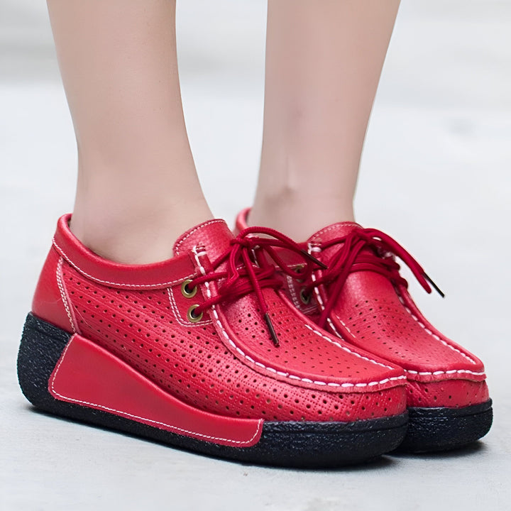 Gros plan sur des mocassins rouges en cuir perforé avec lacets, semelle compensée noire. Chaussures confortables et élégantes pour femmes., 45286652477621,45286652510389,45286652543157,45286652575925,45286652608693,45286652641461,45286652674229,45286652706997,45286652739765,45286652772533,45286652805301,45286652838069,45286652870837,45286652903605,45286652936373,45286652969141,45286653001909,45286653034677,45286653067445,45286653100213,45286653132981,45286653165749,45286653198517,45286653231285,452866