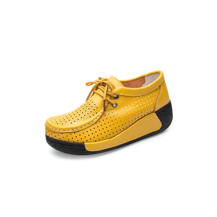 Chaussure compensée jaune en cuir perforé avec lacets, style mocassin. Semelle noire contrastante. Mode, confort, printemps-été., 45286652477621,45286652510389,45286652543157,45286652575925,45286652608693,45286652641461,45286652674229,45286652706997,45286652739765,45286652772533,45286652805301,45286652838069,45286652870837,45286652903605,45286652936373,45286652969141,45286653001909,45286653034677,45286653067445,45286653100213,45286653132981,45286653165749,45286653198517,45286653231285,45286653264053,4