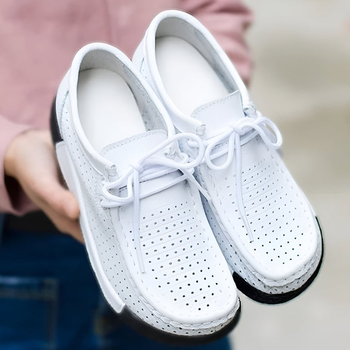 Deux chaussures blanches en cuir avec des lacets, style mocassins perforés. Semelle noire. Présentées dans les mains d'une personne portant un haut rose et un jean bleu., 45286652477621,45286652510389,45286652543157,45286652575925,45286652608693,45286652641461,45286652674229,45286652706997,45286652739765,45286652772533,45286652805301,45286652838069,45286652870837,45286652903605,45286652936373,45286652969141,45286653001909,45286653034677,45286653067445,45286653100213,45286653132981,45286653165749,452866