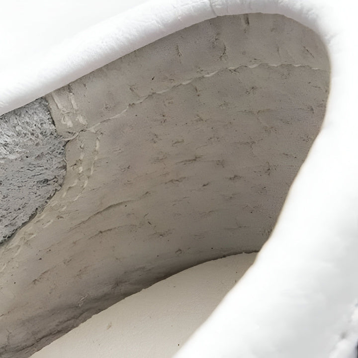 Détail de l'intérieur d'une chaussure blanche. On voit la texture du cuir et la couture. L'image montre la qualité et le confort de la chaussure., 45286652477621,45286652510389,45286652543157,45286652575925,45286652608693,45286652641461,45286652674229,45286652706997,45286652739765,45286652772533,45286652805301,45286652838069,45286652870837,45286652903605,45286652936373,45286652969141,45286653001909,45286653034677,45286653067445,45286653100213,45286653132981,45286653165749,45286653198517,45286653231285,