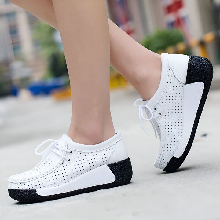 Chaussures blanches décontractées avec lacets, perforations et semelle compensée noire, portées par une femme. Style confortable et tendance., 45286652477621,45286652510389,45286652543157,45286652575925,45286652608693,45286652641461,45286652674229,45286652706997,45286652739765,45286652772533,45286652805301,45286652838069,45286652870837,45286652903605,45286652936373,45286652969141,45286653001909,45286653034677,45286653067445,45286653100213,45286653132981,45286653165749,45286653198517,45286653231285,452