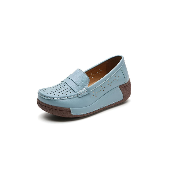 Mocassin compensé en cuir bleu clair. Chaussure décontractée ajourée avec semelle marron, idéale pour le confort quotidien. Mode femme printemps-été., 45286644777141,45286644809909,45286644842677,45286644875445,45286644908213,45286644940981,45286644973749,45286645006517,45286645039285,45286645072053,45286645104821,45286645137589,45286645170357,45286645203125,45286645235893,45286645268661,45286645301429,45286645334197,45286645366965,45286645399733,45286645432501,45286645465269,45286645498037,4528664