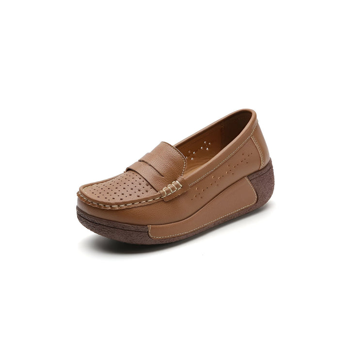 Mocassin compensé en cuir marron avec perforations décoratives. Chaussure femme confortable et élégante, idéale pour un look décontracté., 45286644777141,45286644809909,45286644842677,45286644875445,45286644908213,45286644940981,45286644973749,45286645006517,45286645039285,45286645072053,45286645104821,45286645137589,45286645170357,45286645203125,45286645235893,45286645268661,45286645301429,45286645334197,45286645366965,45286645399733,45286645432501,45286645465269,45286645498037,45286645530805,4528
