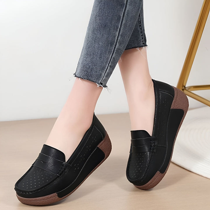 Gros plan des pieds d'une femme portant des mocassins noirs avec des semelles marron. Elle porte un jean gris., 45286644777141,45286644809909,45286644842677,45286644875445,45286644908213,45286644940981,45286644973749,45286645006517,45286645039285,45286645072053,45286645104821,45286645137589,45286645170357,45286645203125,45286645235893,45286645268661,45286645301429,45286645334197,45286645366965,45286645399733,45286645432501,45286645465269,45286645498037,45286645530805,45286645563573,45286645596341,45286645