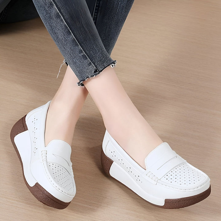 Gros plan de mocassins blancs à plateforme sur les pieds d'une femme portant un jean gris. Chaussures en cuir confortables et tendance., 45286644777141,45286644809909,45286644842677,45286644875445,45286644908213,45286644940981,45286644973749,45286645006517,45286645039285,45286645072053,45286645104821,45286645137589,45286645170357,45286645203125,45286645235893,45286645268661,45286645301429,45286645334197,45286645366965,45286645399733,45286645432501,45286645465269,45286645498037,45286645530805,452866455635