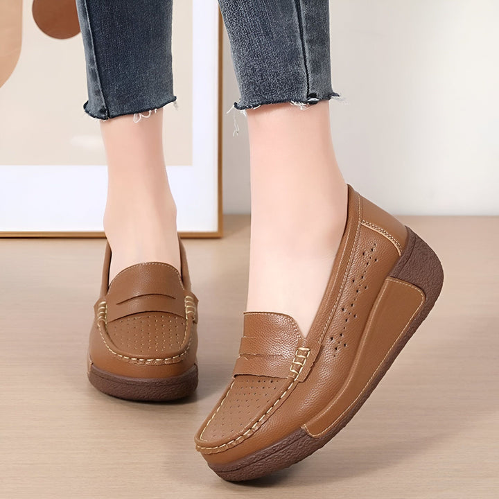 Gros plan sur des mocassins en cuir marron portés avec un jean, détails perforés et couture décorative, design classique et confortable, chaussures pour femmes tendance., 45286644777141,45286644809909,45286644842677,45286644875445,45286644908213,45286644940981,45286644973749,45286645006517,45286645039285,45286645072053,45286645104821,45286645137589,45286645170357,45286645203125,45286645235893,45286645268661,45286645301429,45286645334197,45286645366965,45286645399733,45286645432501,45286645465269,45286