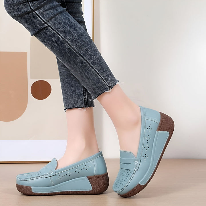 Mocassins bleus à semelle compensée portés avec un jean, vue rapprochée. Chaussures confortables et élégantes., 45286644777141,45286644809909,45286644842677,45286644875445,45286644908213,45286644940981,45286644973749,45286645006517,45286645039285,45286645072053,45286645104821,45286645137589,45286645170357,45286645203125,45286645235893,45286645268661,45286645301429,45286645334197,45286645366965,45286645399733,45286645432501,45286645465269,45286645498037,45286645530805,45286645563573,45286645596341,45