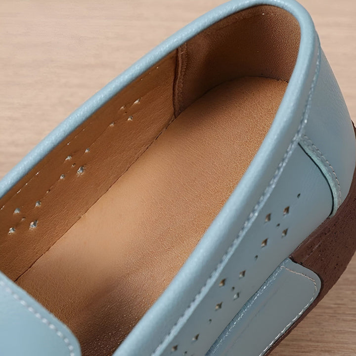 Vue rapprochée d'une chaussure bateau bleue en cuir avec des perforations décoratives. On voit la semelle intérieure en cuir marron et le bord supérieur., 45286644777141,45286644809909,45286644842677,45286644875445,45286644908213,45286644940981,45286644973749,45286645006517,45286645039285,45286645072053,45286645104821,45286645137589,45286645170357,45286645203125,45286645235893,45286645268661,45286645301429,45286645334197,45286645366965,45286645399733,45286645432501,45286645465269,45286645498037,452866